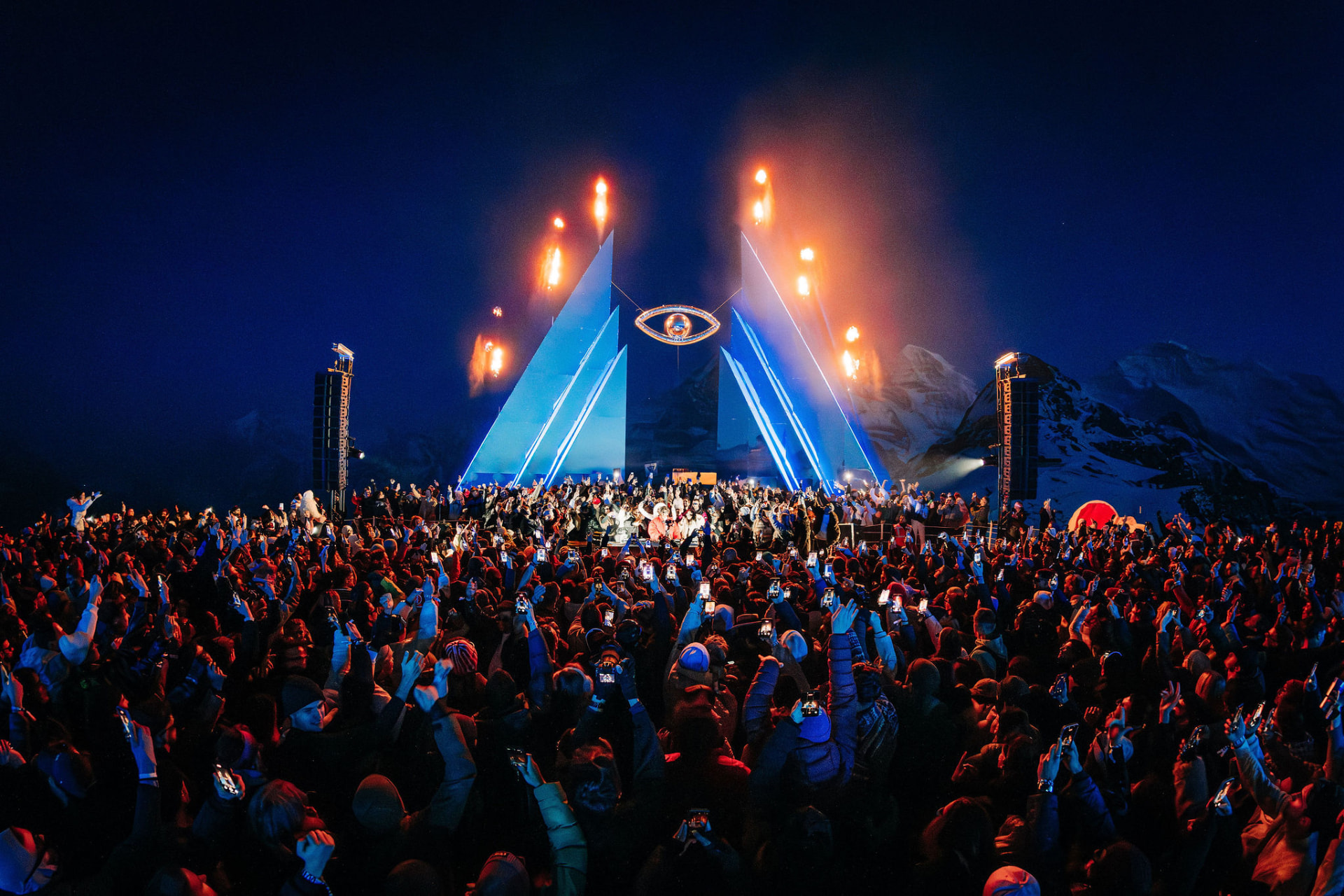 VSNZ Winter Arc — Männlichen Stage mit Crowd bei Nacht